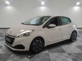 la voiture blanche est garée sur un sol en damier dans le garage