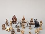 un grand nombre de figurines posées sur une table