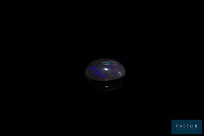 un oplite dans l'obscurité, avec un reflet à la surface