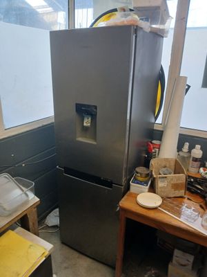 une photo d'une cuisine avec un réfrigérateur à l'intérieur