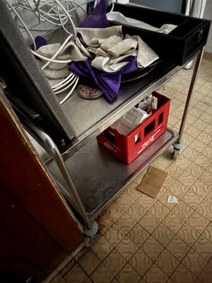 une photo d'une chambre d'hôpital avec un lit et une télévision