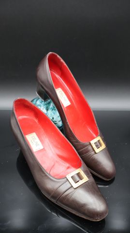 CELINE – Paire de chaussures à petit talon en cuir marron, une bo...