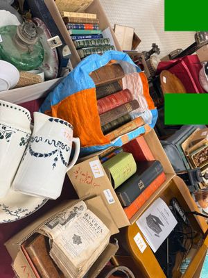 une pile de livres et d'autres objets posés sur une table
