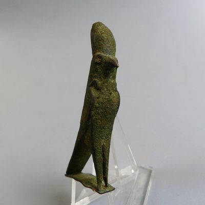 Egypte. Statuette du dieu faucon Horus arborant la double co…