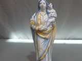 figurine d'une femme tenant un enfant dans ses bras