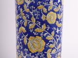 un vase bleu orné de fleurs jaunes et blanches
