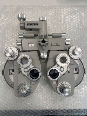 une photo d'un kit d'examen ophtalmologique posé sur une table