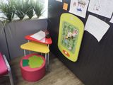 un bureau avec une chaise et une table dans un coin de la pièce