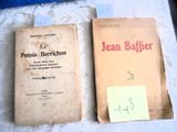 deux livres posés sur une table