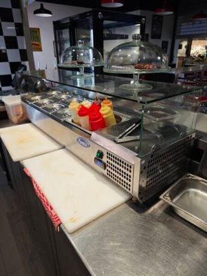 une photo de la cuisine d'un restaurant avec un comptoir et un plan de travail