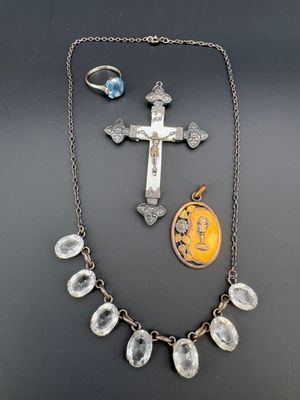 Gros plan sur un collier orné d'une croix