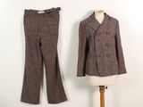 un costume et un pantalon sur un présentoir pour mannequin