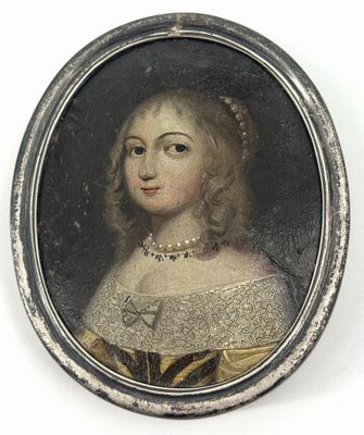 portrait d'une dame en robe blanche portant un collier de perles