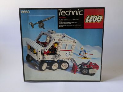 une boîte de lego technics sur fond blanc