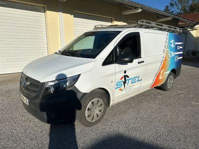 une camionnette blanche garée dans un parking