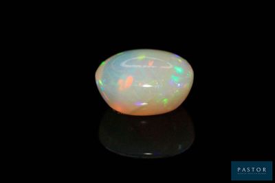 un oplite blanc avec des lumières multicolores sur fond noir
