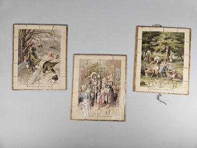 Trois photos de personnes sont accrochées au mur d'une pièce.