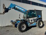 un tracteur bleu garé devant un bâtiment