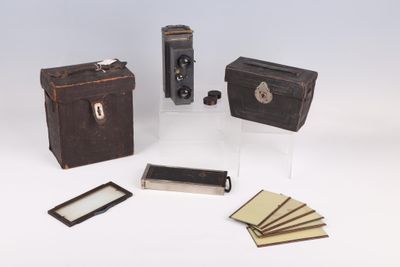 une petite boîte contenant un appareil photo et plusieurs autres objets