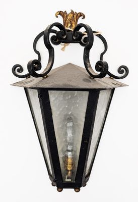 LANTERNE D'APPLIQUES en fer laqué noir à parois vitrées.