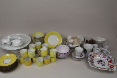 de nombreux types de plats et de tasses sur la table