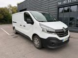la camionnette blanche est garée devant un bâtiment