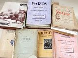 plusieurs vieux livres sont empilés sur une table