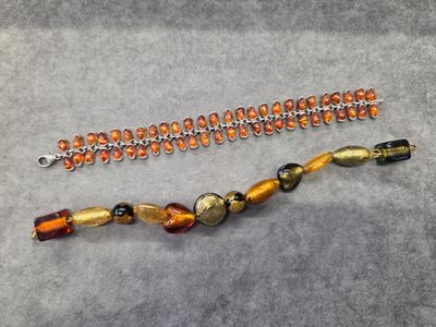 un gros plan sur deux perles de couleurs différentes montées sur une chaîne