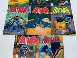 Les bandes dessinées Batman sont alignées sur une table