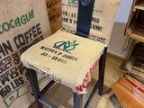 une chaise en burlock et un sac de café