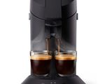 une cafetière noire avec deux tasses de café posées devant