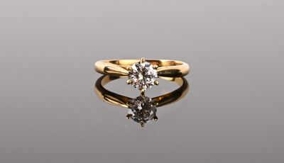 une bague en or jaune sertie d'un diamant taille poire