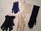 quatre paires de gants et un bonnet sont disposés sur un lit