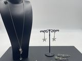 ensemble collier et boucles d'oreilles avec des breloques en forme d'étoile