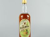 gros plan d'une bouteille de whisky sur une surface blanche