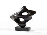 sculpture abstraite noire posée sur un socle noir