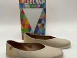 une paire de chaussures pour femme avec une boîte sur le côté