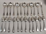 beaucoup de cuillères et de fourchettes en argent sur la table
