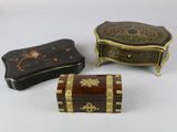 trois petites boîtes posées les unes à côté des autres sur une table