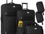 On voit trois bagages munis d'étiquettes d'identification.