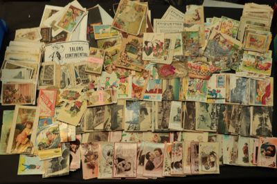 un lot de vieilles cartes postales posées sur une table