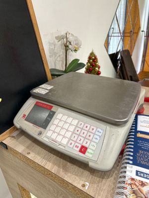 une balance posée sur une table