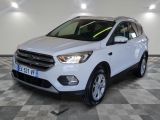 le ford kuga blanc est garé sur un sol en damier