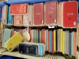 de nombreux téléphones portables exposés sur une étagère dans un magasin