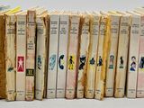 beaucoup de livres alignés sur une table