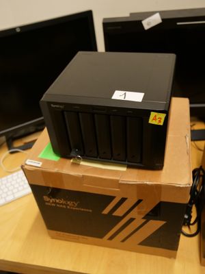 une boîte posée sur un ordinateur, sur un bureau