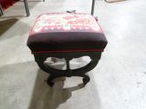 un petit tabouret recouvert d'une housse rouge et blanche