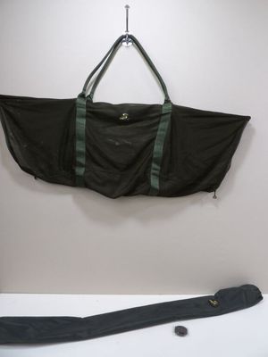un sac noir accroché au mur à côté d'un jean