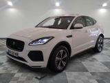 Le SUV Jaguar Pace blanc est garé dans une grande pièce