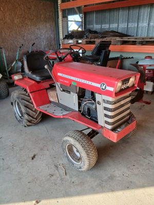 un tracteur rouge garé dans un garage